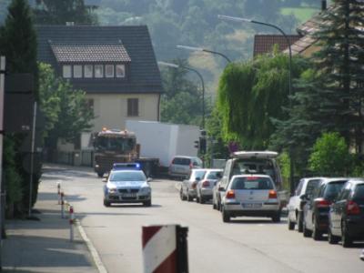 die Garagen rollen an mit Polizeibegleitung die Garagen rollen an mit Polizeibegleitung